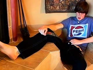 Man pleases himself with a worthy spin on his massive dick