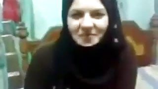 aRAB COUPLE HOT KISSING