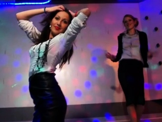 Favourable guys obtain juicy gratifying from horny darlings