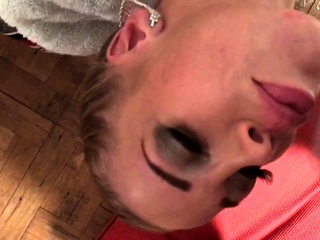 Cette cougar suce la queue d’un gars tete a l’envers et deep