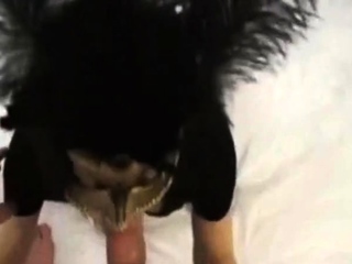 Brunette anonyme qui suce divinement bien