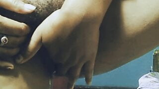 Unsatisfied bhabhi ne apne hi hathon se maze Lena suru ki