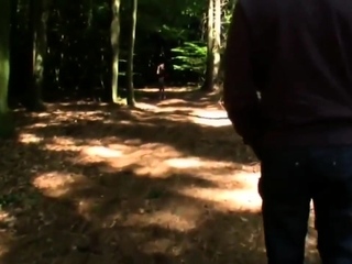 Hbsches deutsches Girl in Strmpfen wird im Wald gefickt