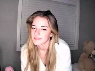 Amateur sweet blonde babe sucking cock