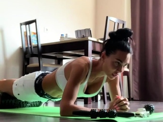 Brunette solo masturbation on webcam