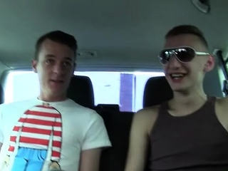 Homo gets his wazoo poked in a car