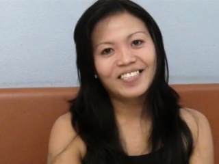 Sex-starved Reana adores playing with her clit