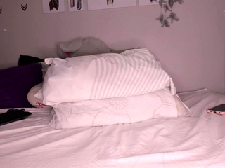 Big boob brunette masturbates on webcam