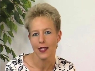 Kurzhaarige MILF spritzt hart ab