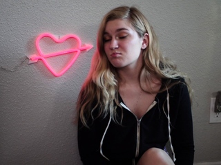 Masturbating blonde plays with her toy and cant get enough