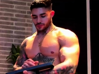 Straight amateur hunk surrenders to a gay touch