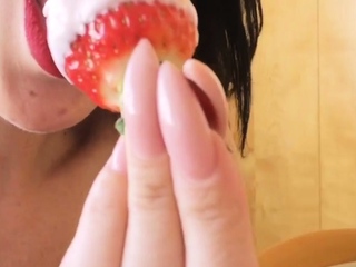 Webcam big buttock brunette teasing online