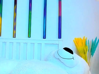 amateur bantikgirl flashing ass on live webcam