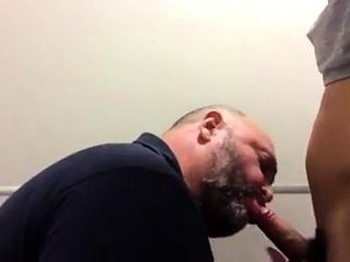 Urso e novinho no reservado do banheiro