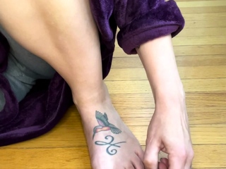 Amateur Foot Fetish Girlfriend Sucks and gives a Footjob