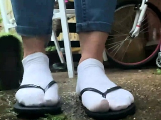 Amateur Foot Fetish Girlfriend Sucks and gives a Footjob