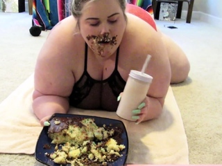 Bbw brunette girl masturbates and fucks