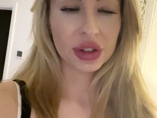 Big boob brunette masturbates on webcam