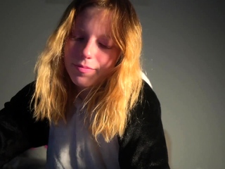 Big boob brunette masturbates on webcam