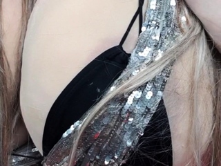 Susi is doing sexy goldchaine pussystffing watch her