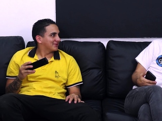 ABBY ES COGIDA ENTRE VARIOS POR QUE LE ENCANTA LA VERGA.