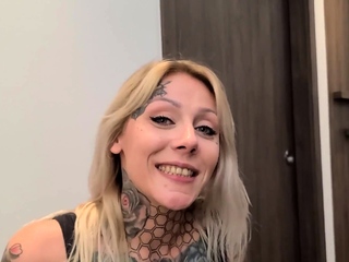 Tattooed babe Nayomi Sharp sucks Sascha’s big cock