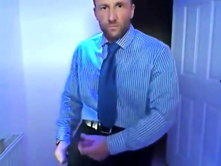 Empresario batendo punheta