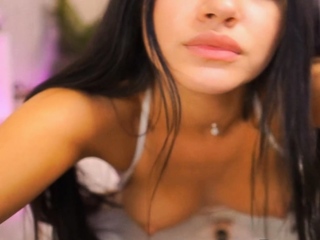 Curvy Chick Uses Her Fuck Machine To Squirts