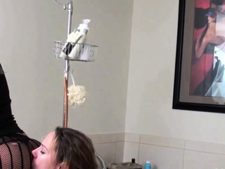 Succulent floosy blows and gets fingered