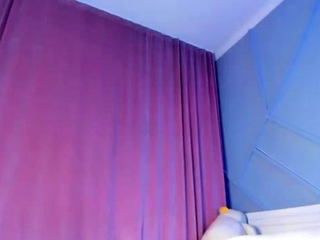 Webcam Crazy Blonde fingers herself live