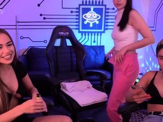 amateur cam babe destroys her ass