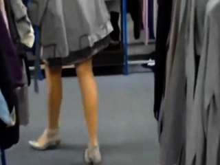 au magasin son plug dans le cul