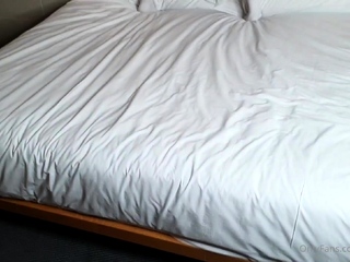 Fetish babe gives handjob