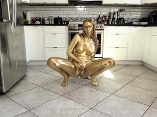 Amiee Cambridge – Cum For My Gold Covered Body