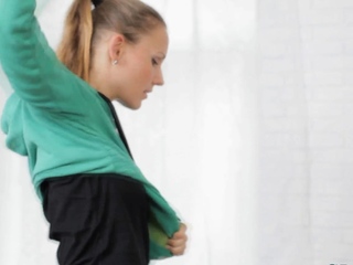 Playsome brunette Blair Summers cums from huge tool