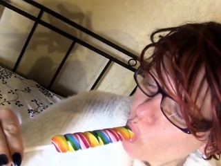 Reudige MILF steckt sich Lolli in die Fotze!