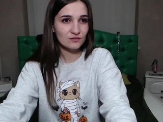 Amateur babe shows ass in leggings on webcam