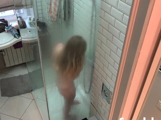 Filming my teen girlfriend naked in the shower