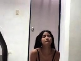 Novinha magrinha gulosa sentando no consolo enorme com a