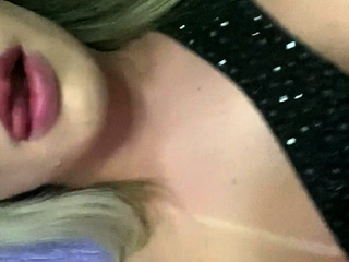 Amateur preggo hoe toys her pussy close up in fetish solo