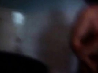 Comendo casada e gozando na cara dela enquanto corno filma