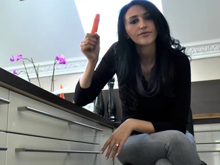 Lady Gold – Schwanzlecktraining