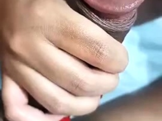 Morena ninfa bronzeada masturbando e mamando seu parceiro