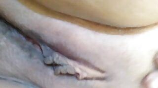 Moroccan bitch playing in her pussy.