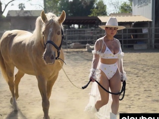 Naked latina muse reveals her big boobs