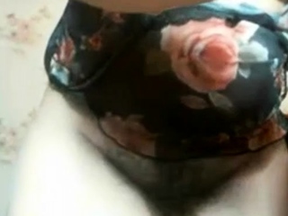 ARAB WIFE SHOWS HER HAIRY PUSSY