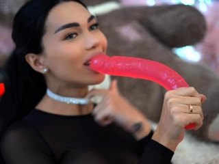 Brunette amateur webcam babe pleases pussy