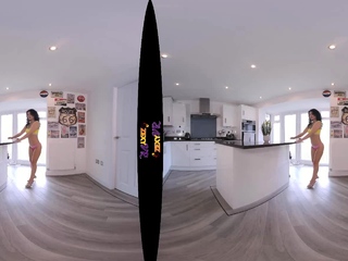 Chelsea Essex wants you to strip with her