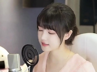 Amateur Asian babe rides a cock