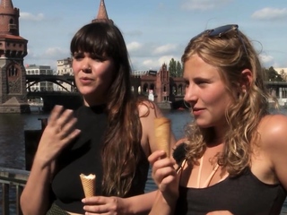 Ersties   US Born Lindsey Goes Down On Australian Babe